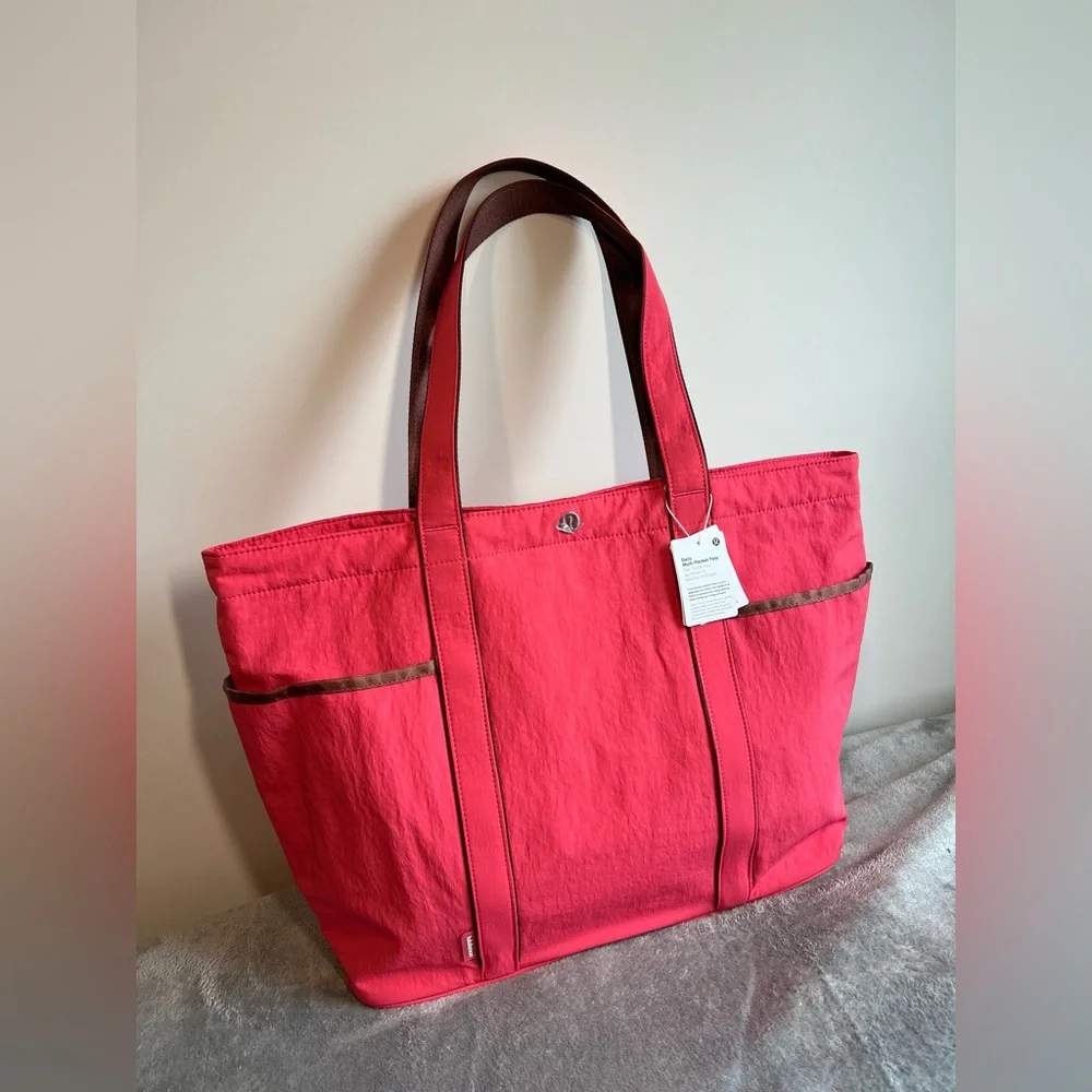 Lululemon Daily Multi-pocket Tote Bag 20L Glaze Pink/Ancient copper piping NWT - Picture 4 of 9